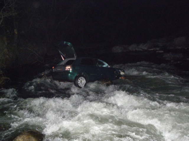 Спасиха жена, паднала с колата си в река