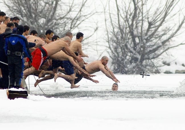 Във Варна хвърлят кръста при -5 градуса
