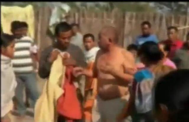 Индийки съблякоха и биха политик - изнасилвач (ВИДЕО)