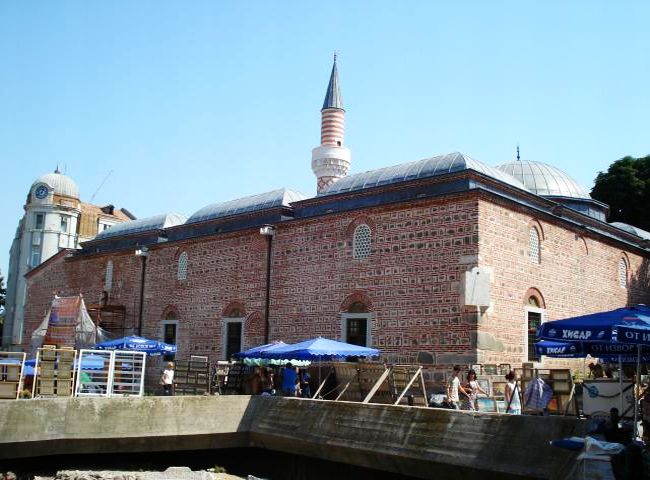 Младежи потрошиха Джумая джамия с камъни