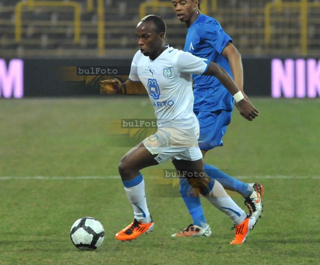 Павел Дочев прибира Нсереко в Пройсен (Мюнстер)