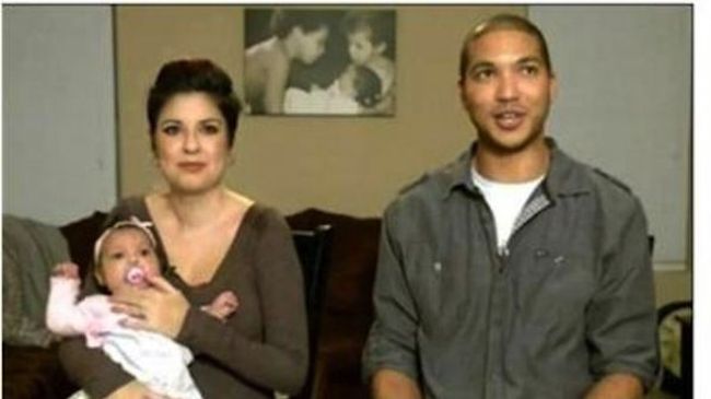 Бебе хваща пръста на лекаря на излизане от утробата на майка си (снимка)