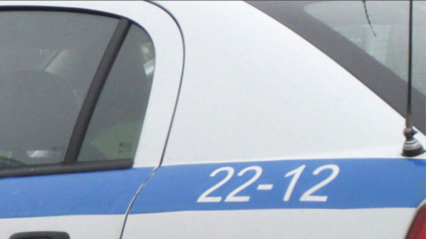 Роми се гаврят с македонец, карат го да лае гол