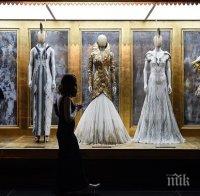 Експозицията на легендарния дизайнер Маккуин минава на денонощен режим 