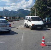 Камион и кола се удариха в Златна Панега, трима са ранени
