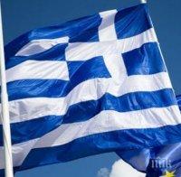 Децата в Гърция си чупят касичките