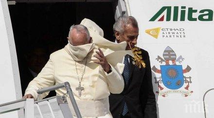 вятърът посрещна папата еквадор