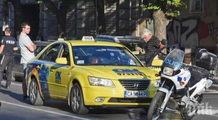 зрелищна акция насред софия полицаи задържаха двама возещи такси снимки