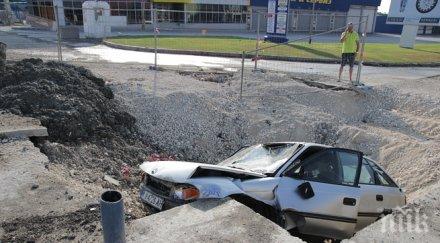 зрелище пътя автомобил падна изкоп шумен двама младежи болница