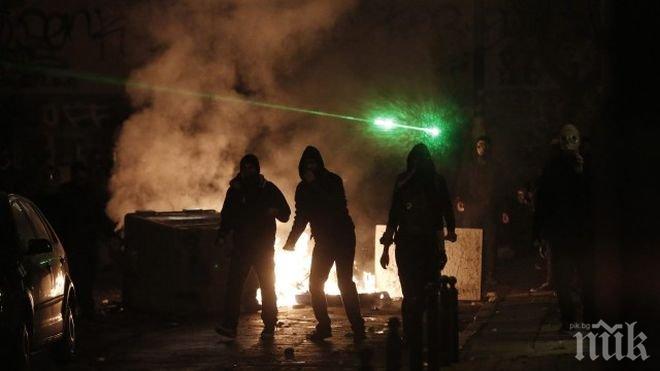 Около 150 протестиращи атакуваха полицията в Атина 