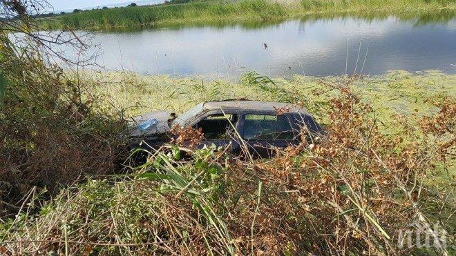 Тежка катастрофа в Бургаско! Кола и бус се удариха и потънаха в блато, 4 души са пострадали (снимки)