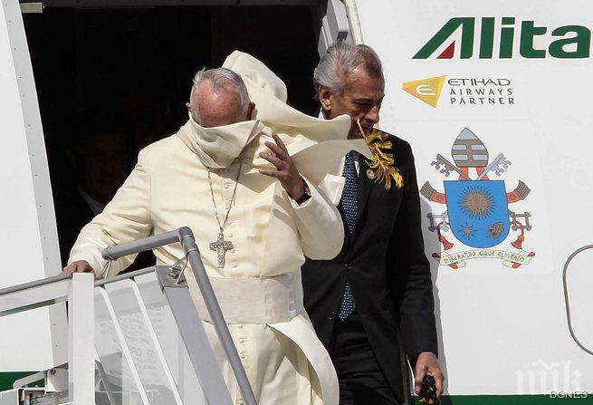 И вятърът посрещна папата в Еквадор