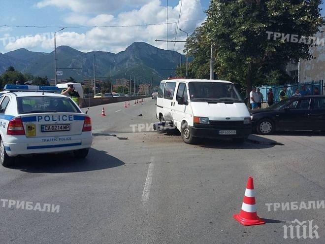 Камион и кола се удариха в Златна Панега, трима са ранени