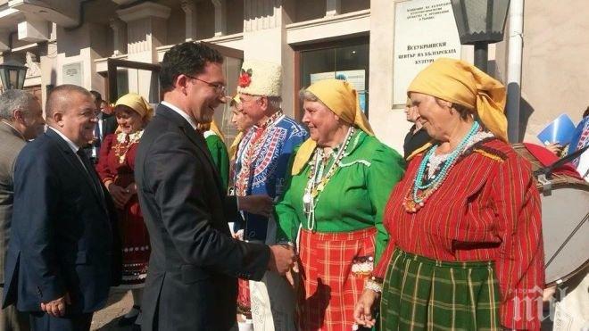Даниел Митов посети българи в Украйна! Зарадва ги с чудесна новина (снимки)