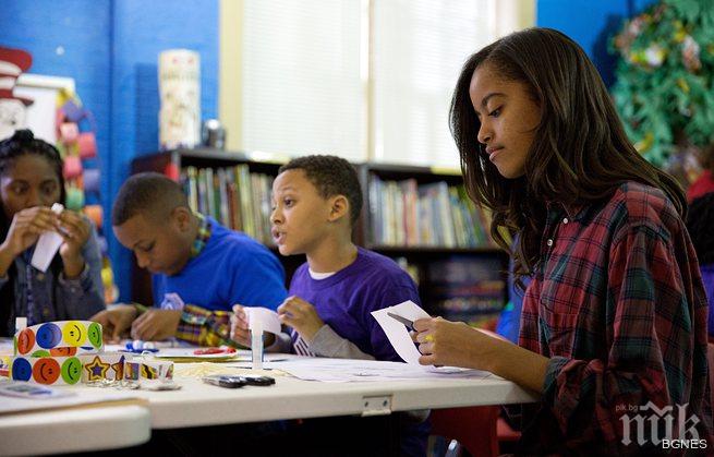 Голямата дъщеря на Обама подработва на снимачната площадка