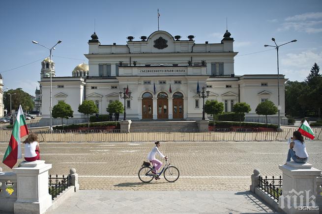 Цецка Цачева дава четвърт милион лева за устройства за безжичен интернет