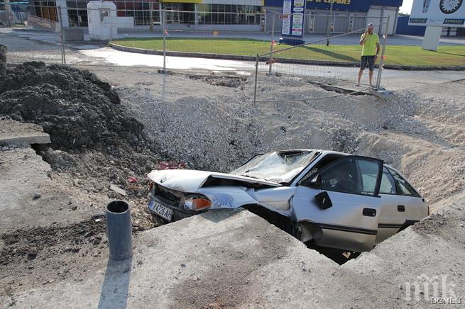 Зрелище на пътя! Автомобил падна в изкоп в Шумен, двама младежи са в болница