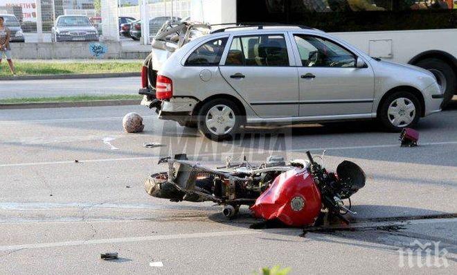 Нова тежка катастрофа! Моторист се заби в завиващ автомобил! Няколко души са в болница