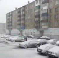 Снежна виелица скова руски град посред лято (снимка)