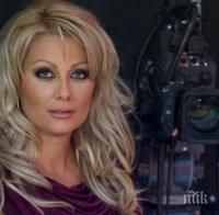 Венета Райкова секси - показа супер тяло край басейна (снимка)