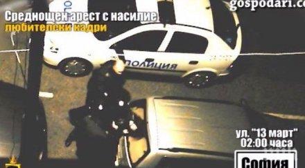 полицаи бият момиче проверка улицата видео