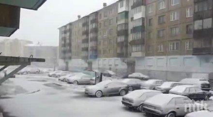 снежна виелица скова руски град посред лято снимка