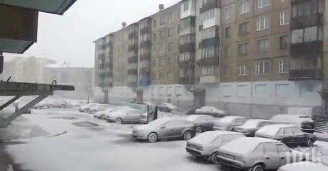 Снежна виелица скова руски град посред лято (снимка)