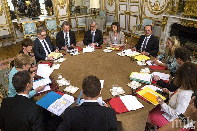 Оланд и Меркел преговарят за Гърция в Елисейския дворец