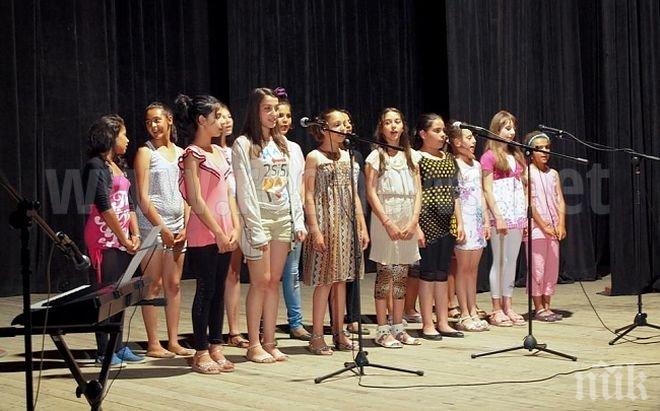 Трогателно! Деца събраха 2400 лв. за болна жена от Драганово