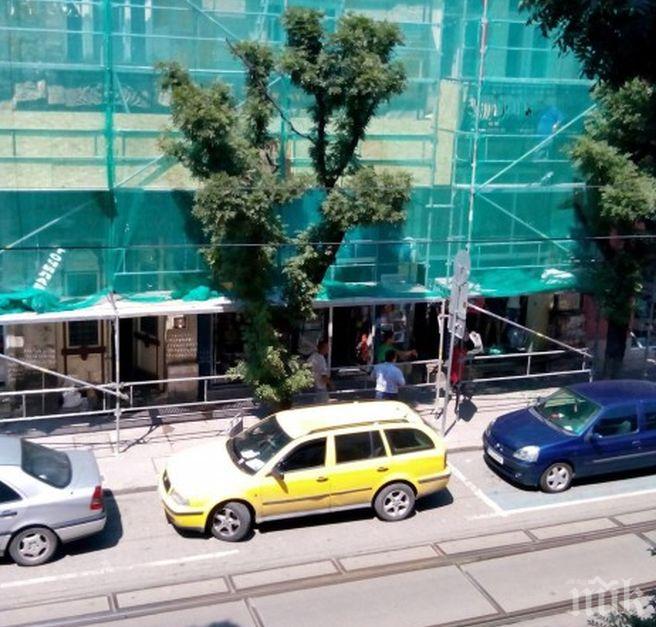 Извънредно! Бетонна плоча падна от скеле в София и потроши витрина на магазин (снимка)