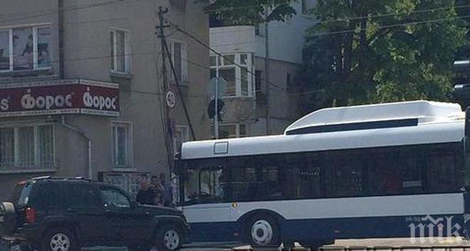 Джип се заби в автобус от градския транспорт в Бургас