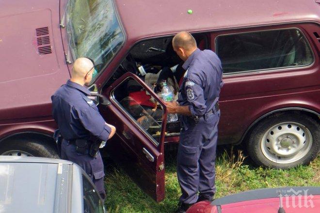 Полицаи отвориха заключена кола, за да дадат вода в жегата на затворено в нея куче! (снимки)