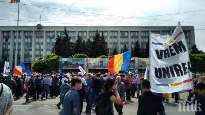 Десетки хиляди молдовци скандираха: Москва вън, обединение с Румъния