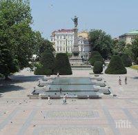 Пенсионери припадат в жегите на опашки за пенсии в Русе