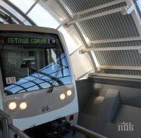 В час пик метрото се задръсти от хора