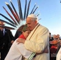 Папата пи чай от кока в Боливия