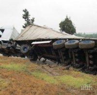 ТИР се е обърнал на Околовръстното шосе в София - движението е блокирано (обновена)