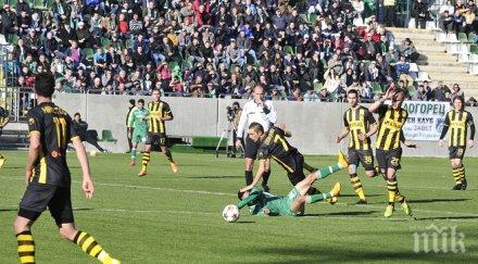 четирима юноши тренират първия тим ботев