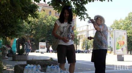 заради жегите столицата раздават вода