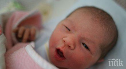 малката сестра близначка бебе 2000 майчин дом