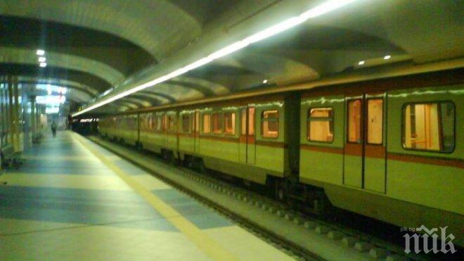 Столичното метро се движи на интервал от десет минути  заради авария
