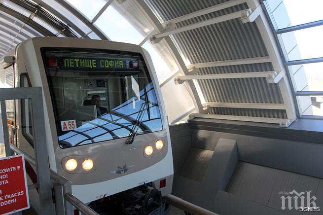 В час пик метрото се задръсти от хора