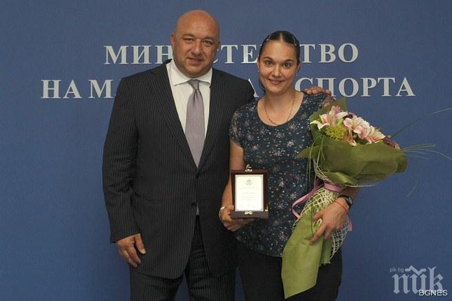 Кралев отличи Петя Неделчева за бронзовия медал от Баку