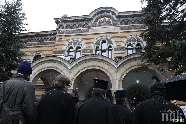 Синодът призова държавата да вземе мерки събота и неделя да са почивни