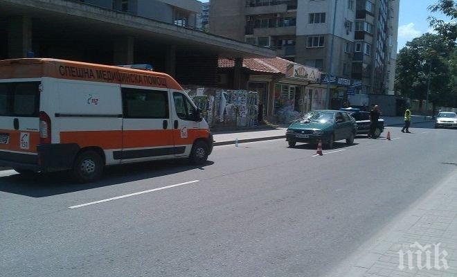 Кола помете старец в Пловдив, прати го в болница с тежка травма (снимки)