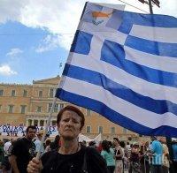 Протести пред гръцкия парламент заради готвените нови строги ограничения