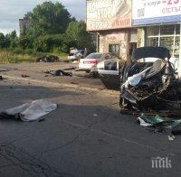 Ужасна катастрофа в София! БМВ се заби с над 150 км/час в стълб, млад мъж загина, друг бере душа (снимка)