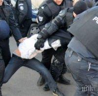 Нов случай на полицейски произвол взриви ефира! Униформени блъскали невинен гражданин! Крещели му: Да ти го нач*кам! (снимки)