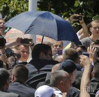 Вучич бе ударен от камък по главата в Сребреница