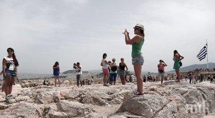 гърците връщат нормалния живот пясъка морето